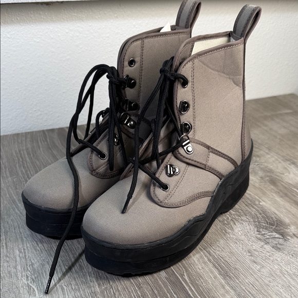 Caddis Shoes - Women's Gray and Black wading boots